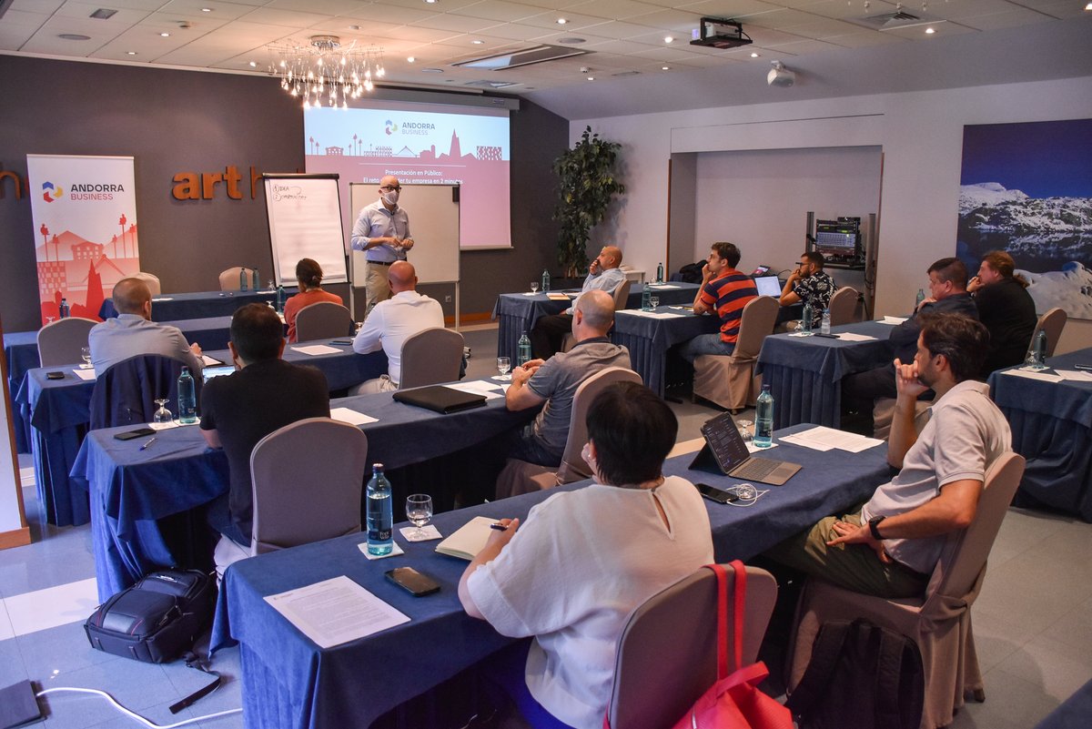 AndorraBusiness's tweet photo. 💡 La tercera edició del #ProgramaGrowth d'#AndorraBusiness comença amb una formació impartida per @RIERA_JOAN d’@ActiveDe, expert en mentoria i emprenedor. Mostra com fer un pitch a les empreses que opten a entrar al programa. 🔎https://t.co/1Q2TtPyHwj #InvestinAndorra https://t.co/uqDP377ZN2