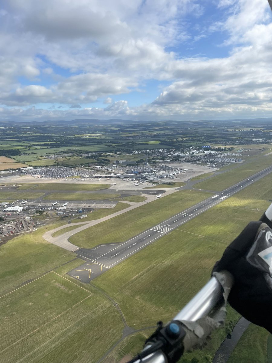GeoffreyCoan's tweet photo. #FlyUK #microlight #flying
Leaving Fife we routed South and asked @EdiAirport for a transit overhead which they kindly gave.
Fantastic views of the @ForthBridges and the airport.
Oh I love flying ๐, such a privilege we have https://t.co/3HzuHbY19N