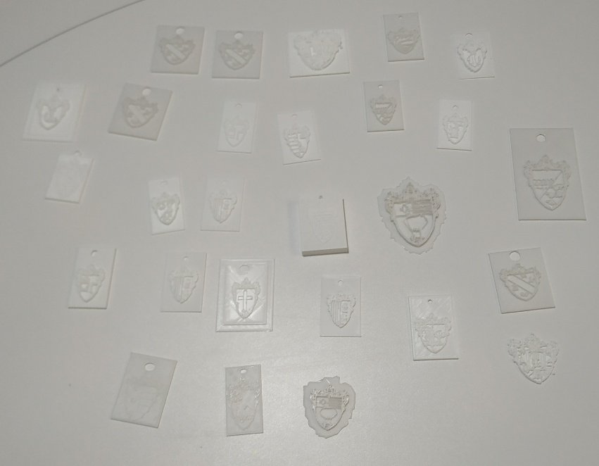 EscolaElsPins's tweet photo. L'alumnat de #5PRI va buscar l'heràldica dels seus cognoms, va dibuixar el seu propi escut d'armes, va convertir-ho en #3D amb @tinkercad i el va #impressió3D @bresserslaw
#PBL #EdatMijana #IntegremLesTAC
Aquí teniu el resultat!! https://t.co/H5aRrjzpnm