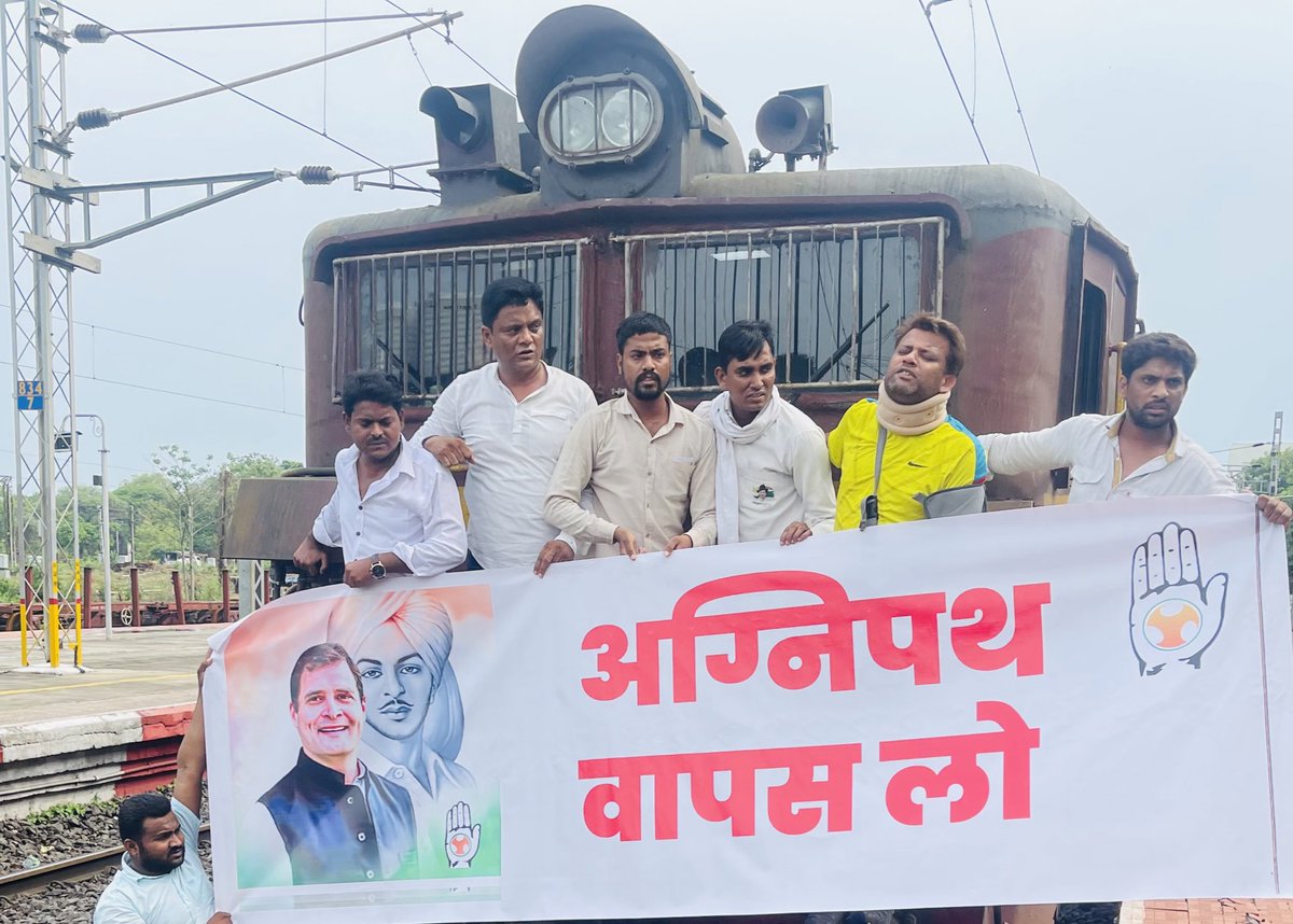 Buntyshelke_inc's tweet photo. नागपुर कॉग्रेस नगर के अजनी रेल्वे स्टेशन पर अग्निपथ योजना के विरोध में ट्रेन रोकी गई 

#AgnipathWapasLo
#AgnipathVapasLo https://t.co/DfqFaAn30l
