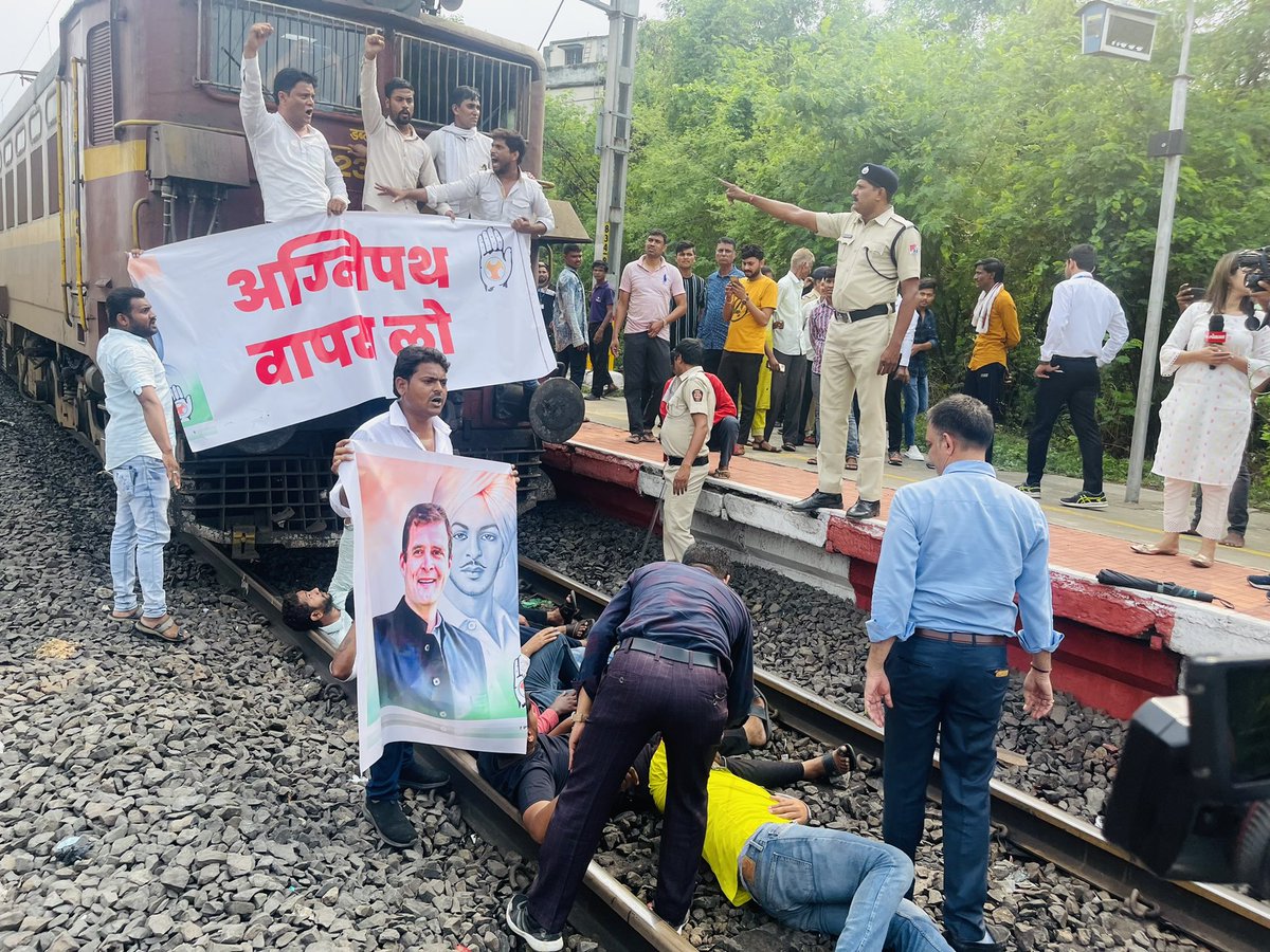 Buntyshelke_inc's tweet photo. नागपुर कॉग्रेस नगर के अजनी रेल्वे स्टेशन पर अग्निपथ योजना के विरोध में ट्रेन रोकी गई 

#AgnipathWapasLo
#AgnipathVapasLo https://t.co/DfqFaAn30l