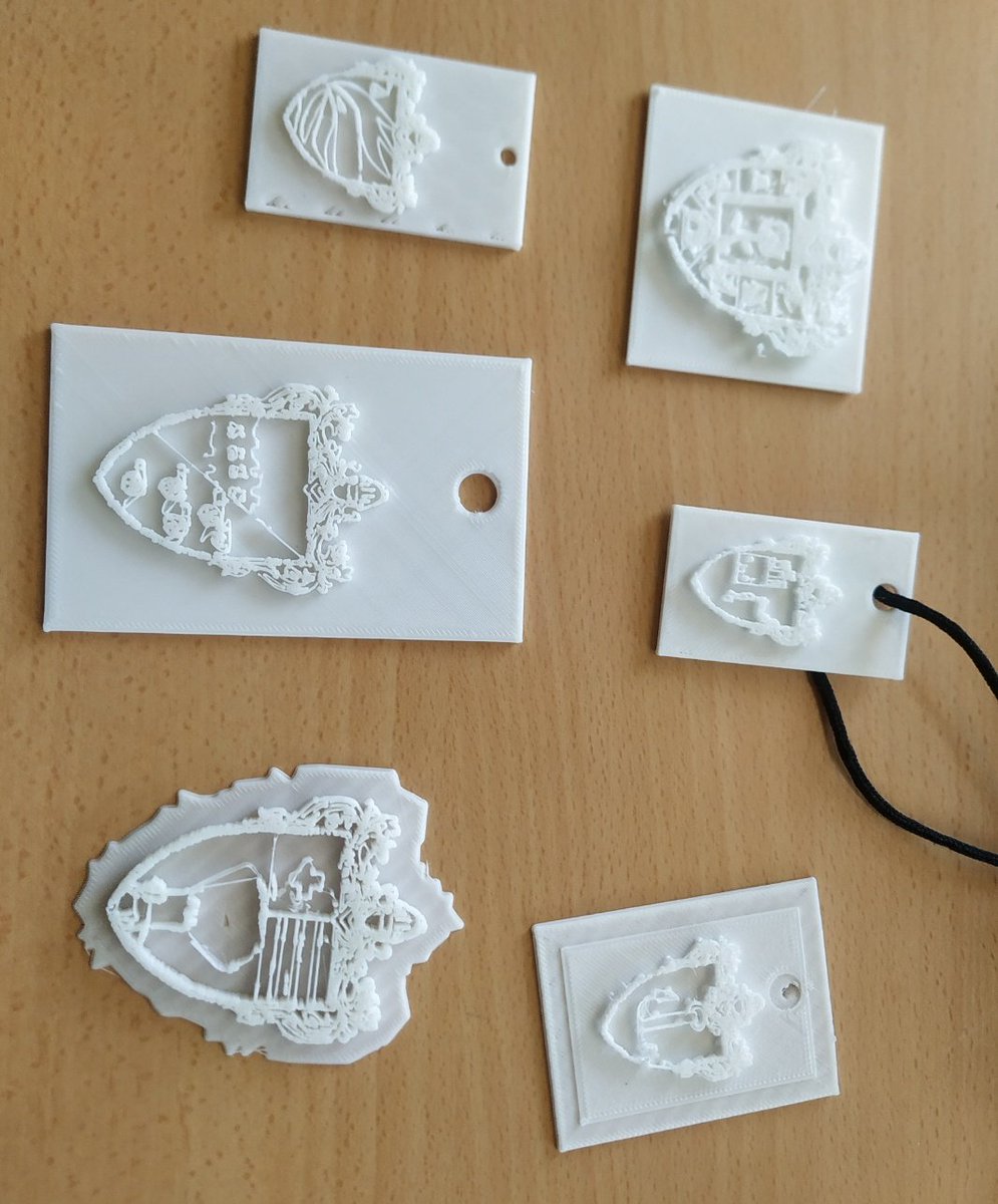 EscolaElsPins's tweet photo. L'alumnat de #5PRI va buscar l'heràldica dels seus cognoms, va dibuixar el seu propi escut d'armes, va convertir-ho en #3D amb @tinkercad i el va #impressió3D @bresserslaw
#PBL #EdatMijana #IntegremLesTAC
Aquí teniu el resultat!! https://t.co/H5aRrjzpnm