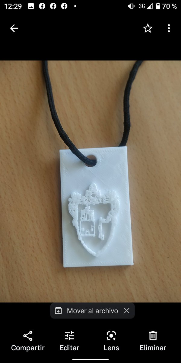 EscolaElsPins's tweet photo. L'alumnat de #5PRI va buscar l'heràldica dels seus cognoms, va dibuixar el seu propi escut d'armes, va convertir-ho en #3D amb @tinkercad i el va #impressió3D @bresserslaw
#PBL #EdatMijana #IntegremLesTAC
Aquí teniu el resultat!! https://t.co/H5aRrjzpnm