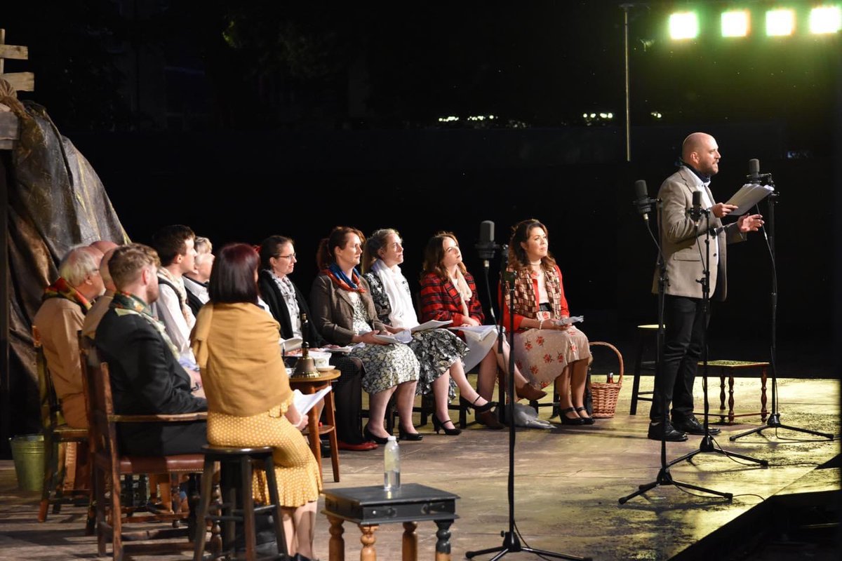 lesleyrosslyric's tweet photo. Struggled to get a ticket to see @SmjamesJames in sold out Under Milk Wood
Ended up with one of the best seats in the house - onstage!
@markhenrydavies & I drafted in last minute due to #Covid affecting cast
Thanks #MarilynLeConte for asking us
#CaptainCat
#CardiffOpenAir https://t.co/43lbS08iPl