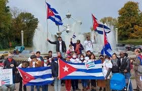 DrRobertoMOjeda's tweet photo. Las banderas de lucha contra el bloqueo a #Cuba se alzaron en calles y ciudades de todos los continentes, anteponiendo el amor y la razón a la intención macabra de rendir por hambre y enfermedad a un pueblo que erige y defiende sus propios destinos. #CubaEsSolidaridad https://t.co/GZ0PXLk7Lk
