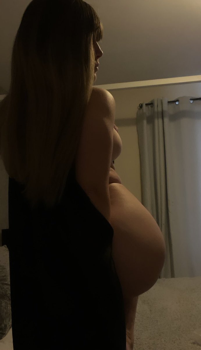 Ciao_BellaBoo's tweet photo. Found my silk dressing gown 🖤

#boudoirphotos #moodymonday #cheekyhousewife #peekaboo #nsfw #booty https://t.co/hoSjB4D3XY