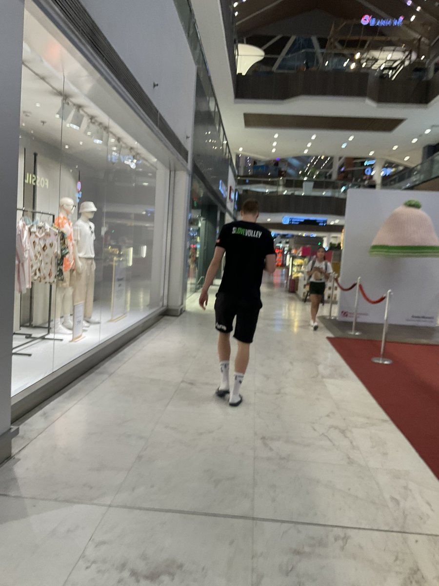 volleyballstan_'s tweet photo. bilis maglakad huhuhu #stalkermode https://t.co/VH3KxtfrRe