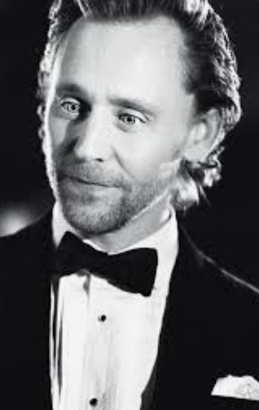 corbaz_beatrice's tweet photo. Love is a secret between two hearts
A mystery between two souls
It has the scent of flowers
He can be sweet and sensual
And when you find the right heart
You know you've found the mirror to your soul
#TomHiddleston
#HiddlesPoetry
#HiddlesInspiration https://t.co/Fud7NYVmDq