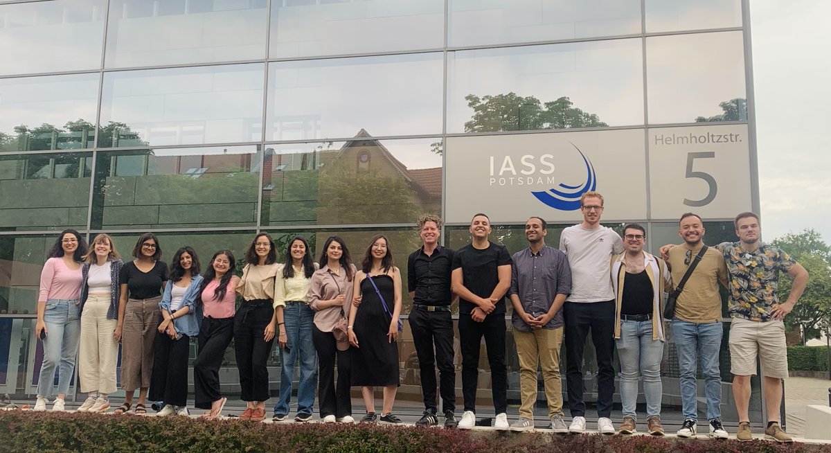 How can countries in the Global South foster the #EnergyTransition? During a 2-day workshop our students and Prof. @Goldthau worked with @IKI_COBENEFITS and @RiskTransition researchers to find out. A great thanks to @IASS_Potsdam for hosting them!
