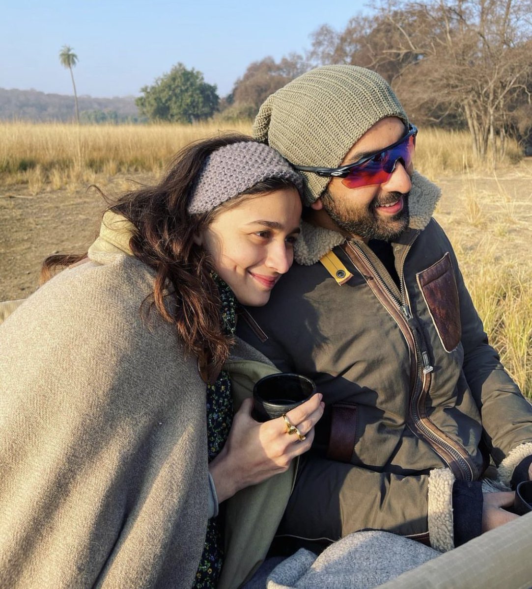 Cuties!

#ShaheenBhatt shares an adorable picture of parents-to-be, #AliaBhatt and #RanbirKapoor. 💗