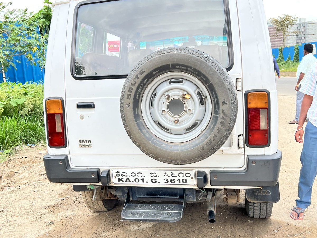 SarafNarendra's tweet photo. @blrtrafficwatch @blrcitytraffic @BlrCityPolice Pls take actions against this PWD vehicle parked on road, creating road block for U-turn and when approached threatening as Govt and will not move. Is Govt vehicle allowed to are in middle of road. https://t.co/gHl49C8NhZ