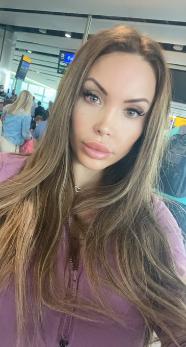 Barbie in the airport.? https://t.co/ox7Z7e5Jic