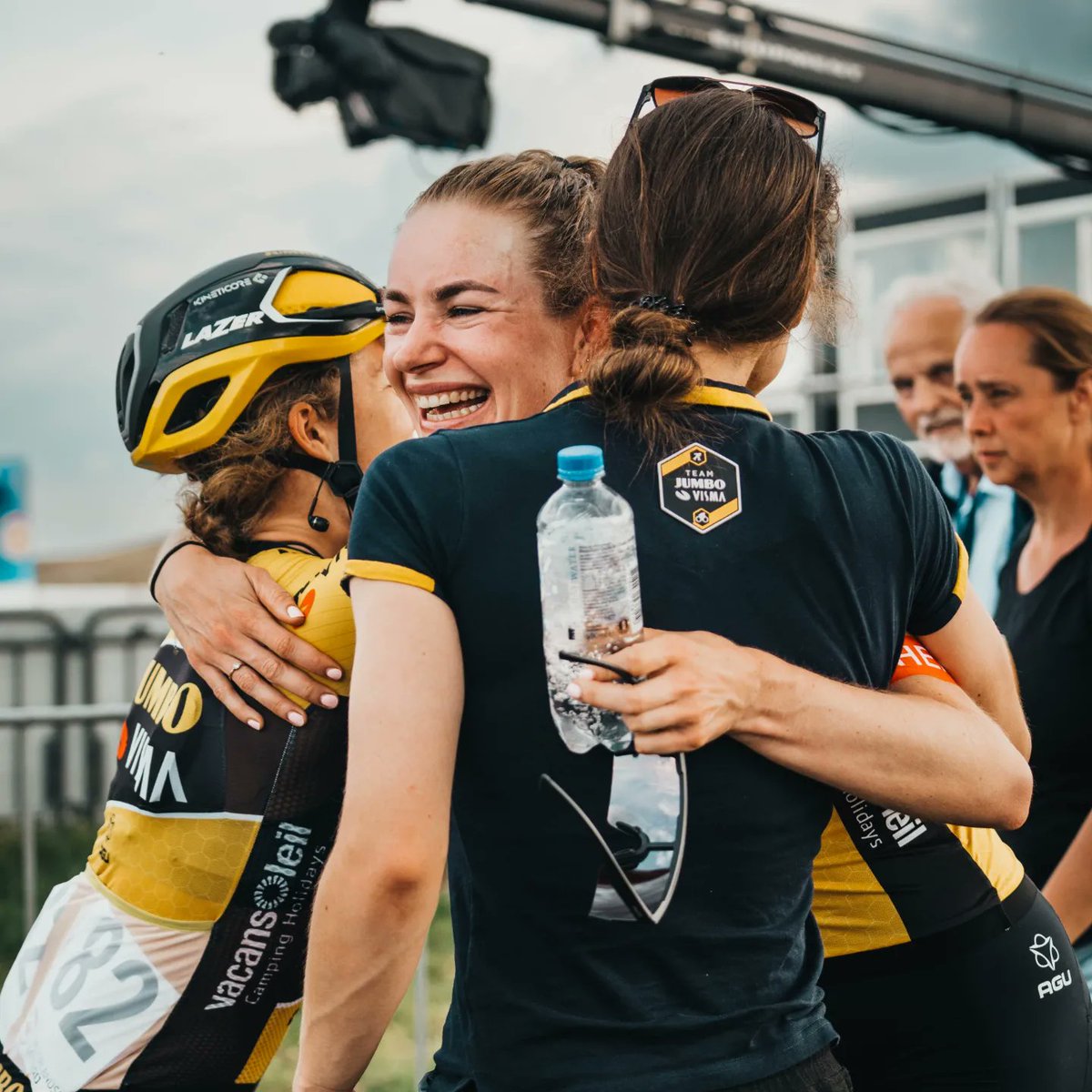 These pictures say it all and this is what makes sport so beautiful #samenwinnen 🖤💛 All the hard work from the last months fell into the right place this weekend. Proud of everyone who was part of this process of success! Congrats <a href="/Riejannee/">Riejanne Markus</a> <a href="/JumboVismaWomen/">George Sofroniou</a> 📷 <a href="/TijnBetten/">Tijn Betten</a>
