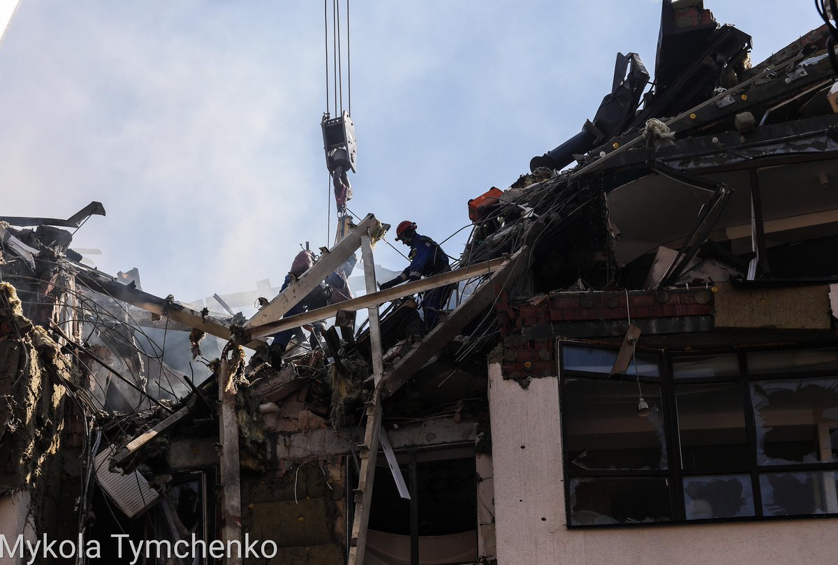 Kyiv under 14 missile attacks on Sunday morning again. 4 of them hit a peaceful apartment house &amp; a kindergarten nearby. A small girl was rescued from under the rubbles, while her father was killed dead and her mother got stuck under them. 
#StandWithUkraine #SaveUkraine