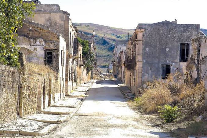 Turismo de pueblos olvidados o de fantasmas del recuerdo mexicano. El tema que aborda la <a href="/periodistaMN/">MarianaNavarro</a> Mariana Navarro en su columna Viajera del Tiempo #BuenLunes - afondojalisco.com/mariana-navarr…