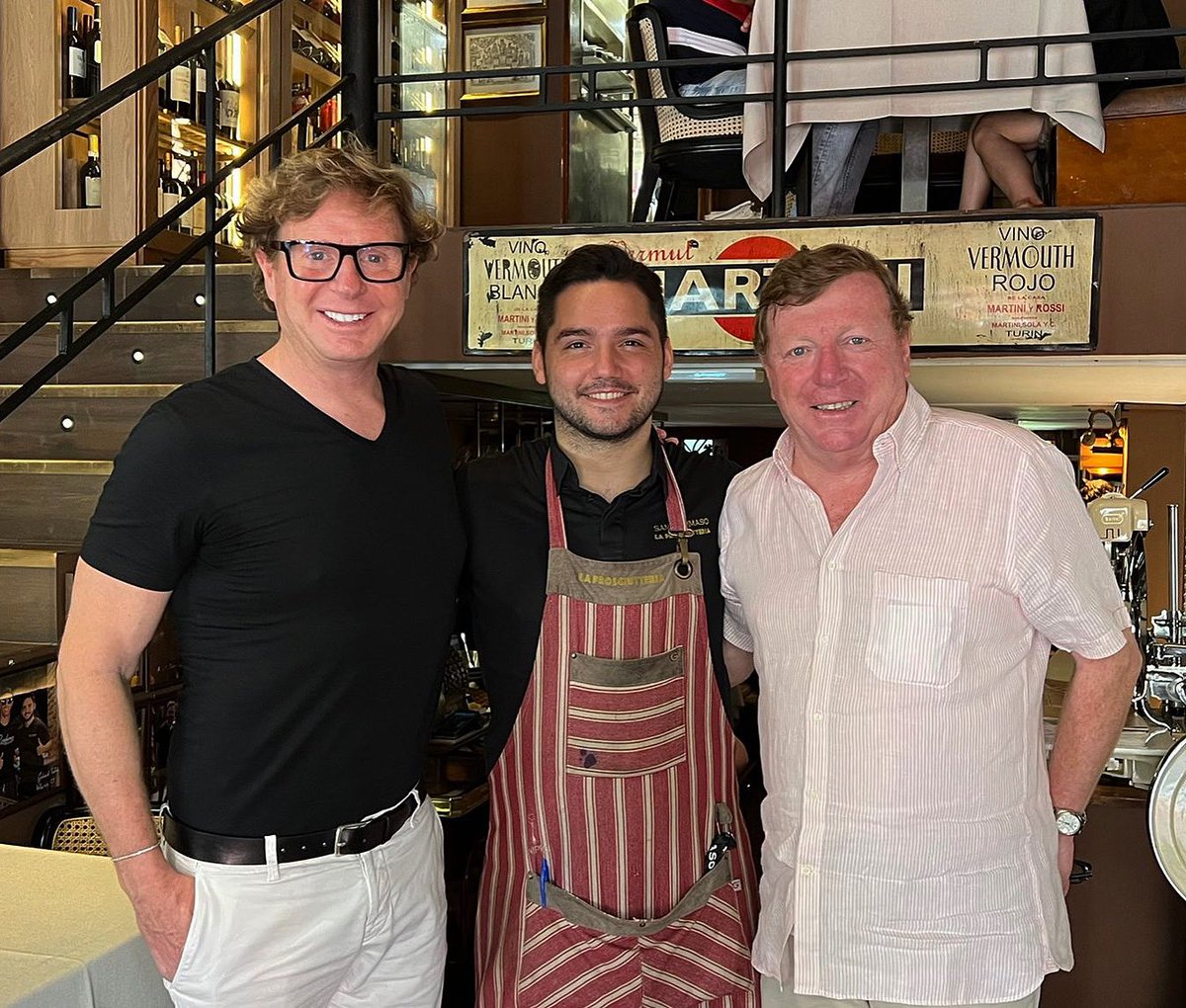 ¡Que alegria de visita!¡Sois los mejores! Os admiramos, cuantas risas desde siempre ♥️. 
Mil gracias por elegirnos a <a href="/los_morancos/">los morancos</a> @jorgecadaval 🙏
San Tommaso es vuestra casa, ¡Hasta pronto! #losmorancos #santommaso #cocinabiertatodoeldía #pizza #pizzalover #pasta #pastafresca