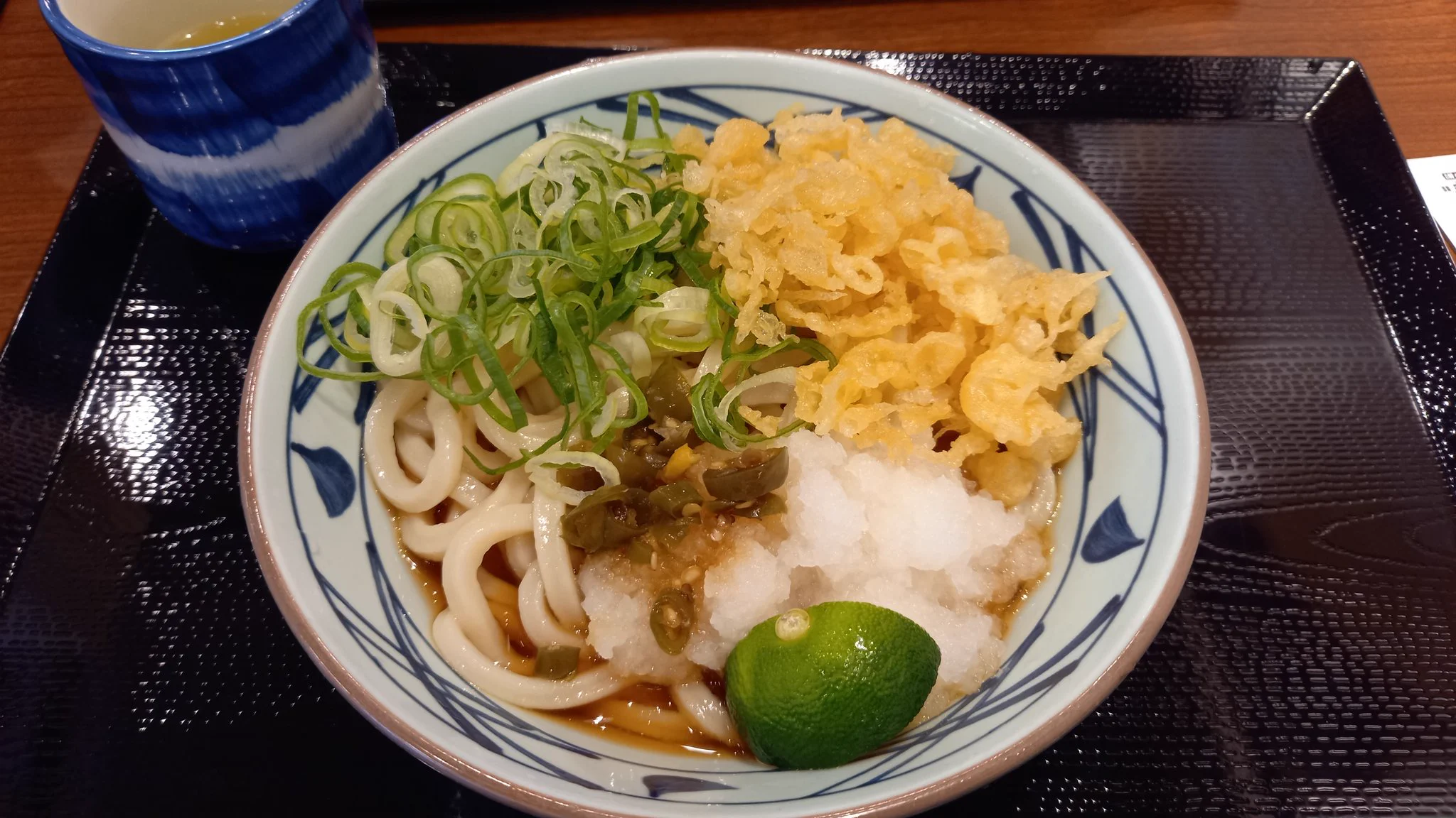 ナガノさんの見て食べてきました！青唐辛子少なくない…？こんなもん？
いい感じの旨辛具合で美味しかったです😋
鬼おろし肉ぶっかけもシェアして食べたけど、甘くて美味しかったな…  