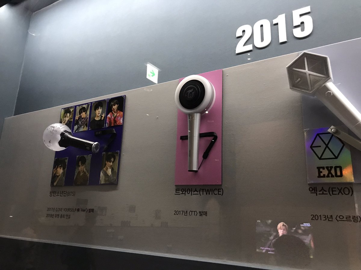 tzujuliee's tweet photo. TWICE's Lightstick "Candy Bong" together with Army Bong and Pharynx in the Museum of Korean History! https://t.co/8cAXYKVNmf