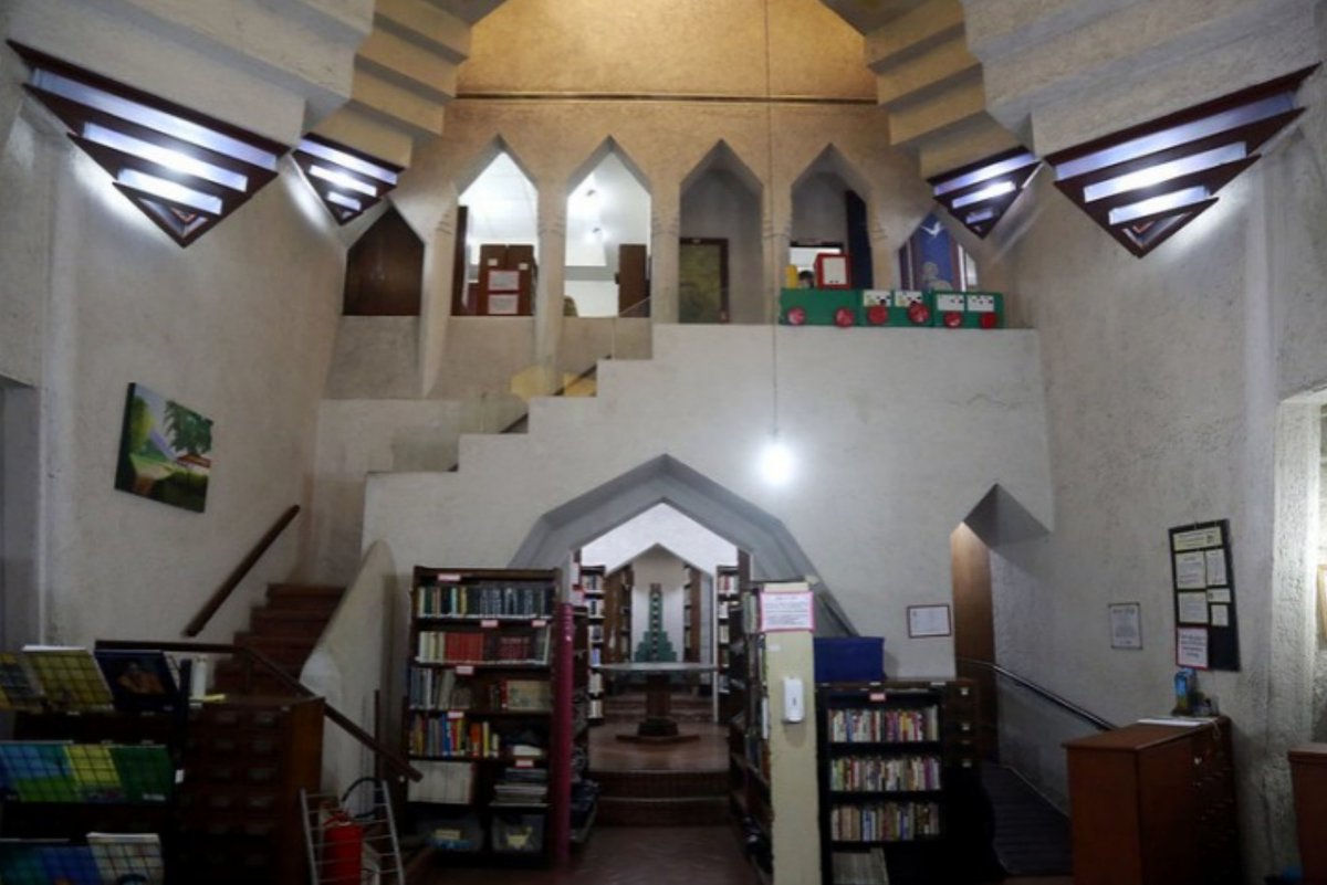 Prefeitura_Rio's tweet photo. A Biblioteca Escolar Carlos Drummond de Andrade tem um acervo grandioso da literatura adulta, infanto-juvenil, estrangeira, portuguesa e brasileira. 

Que tal nos fazer uma visitinha?  

📍 R. Sá Ferreira, 80 - Copacabana
🕘 Seg a sex, 09h às 17h

📸 Marcos de Paula https://t.co/zP1lkcjWSI