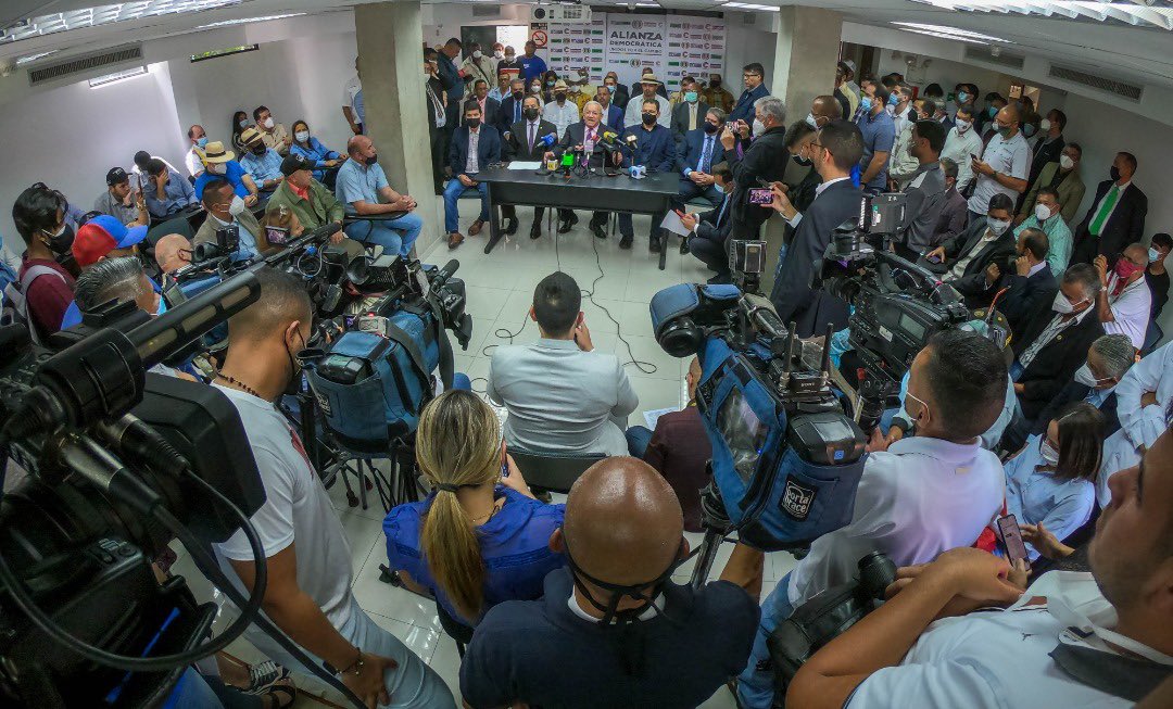 adbernabe's tweet photo. A los buenos amigos periodistas, en nombre del CEN de #AcciónDemocrática, reconocemos hoy y todos los días, la ética y el profesionalismo con que trabajan por ofrecer la verdad de la noticia. Sigan adelante, AD siempre luchará en todos los rincones del país por la prensa libre. https://t.co/KL6GYIkj46