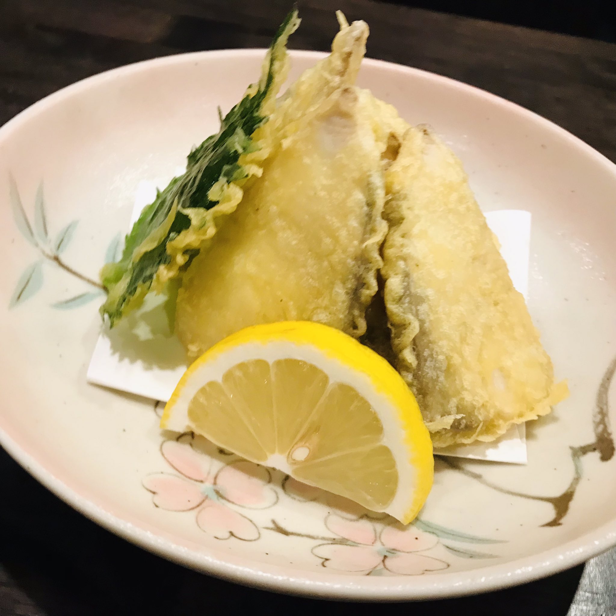 Miyachan Man バンコク ブリの天ぷら 照 Terra Sソイ22 照さんソイ22店を初訪問 同店のオリジナル 今日のオススメ メニューを 数品頂きました 薄切りの ブリ の天ぷら 酒 のアテにもベリーナイス 〆の天丼 小丼 にしても良さ