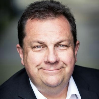 Rydyn ni yn <a href="/ArenaAbertawe/">Arena Swansea Building Society</a> yn paratoi i groesawu gwesteion i’n Gwobrau Myfyrwyr Blynyddol 2022 ⭐

Rydyn ni’n falch dros ben i gael <a href="/KevJohnscymru/">Kev Johns MBE</a> fel cyflwynydd, a’r siaradwr gwadd Rocio Cifuentes, Comisiynydd Plant Cymru, yn ymuno â ni heno.

#GwobrauCGA2022 <a href="/childcomwales/">Comisiynydd Plant | Children's Commissioner Wales</a>