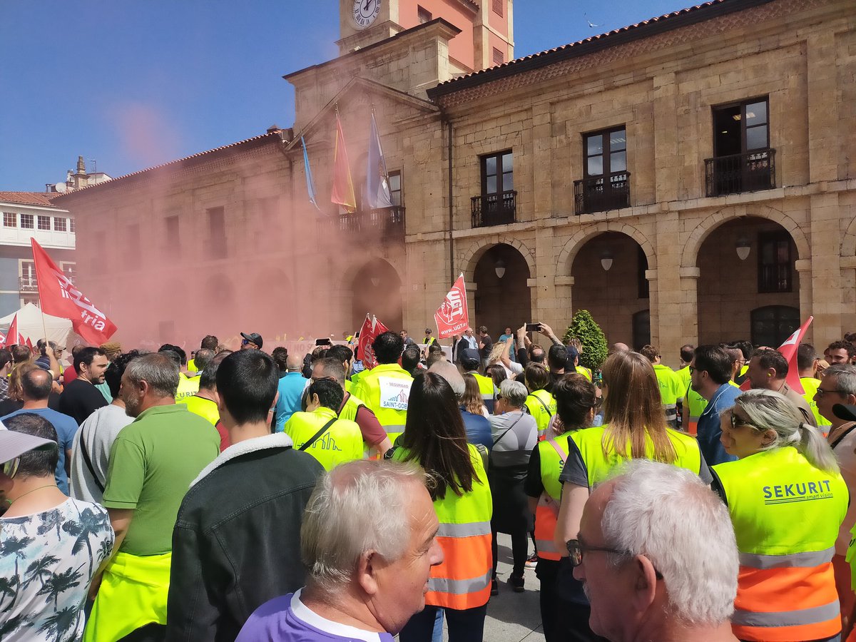 Alcoanosecierra's tweet photo. Hoy, apoyando la lucha de Cristalería Española. Cuando se reprueba a un consejero de Industria, por algo será. Desastre industrial en Asturias!! @QuiqueSmra @AdrianBarbon Despertad!! https://t.co/UGSxnhm50y