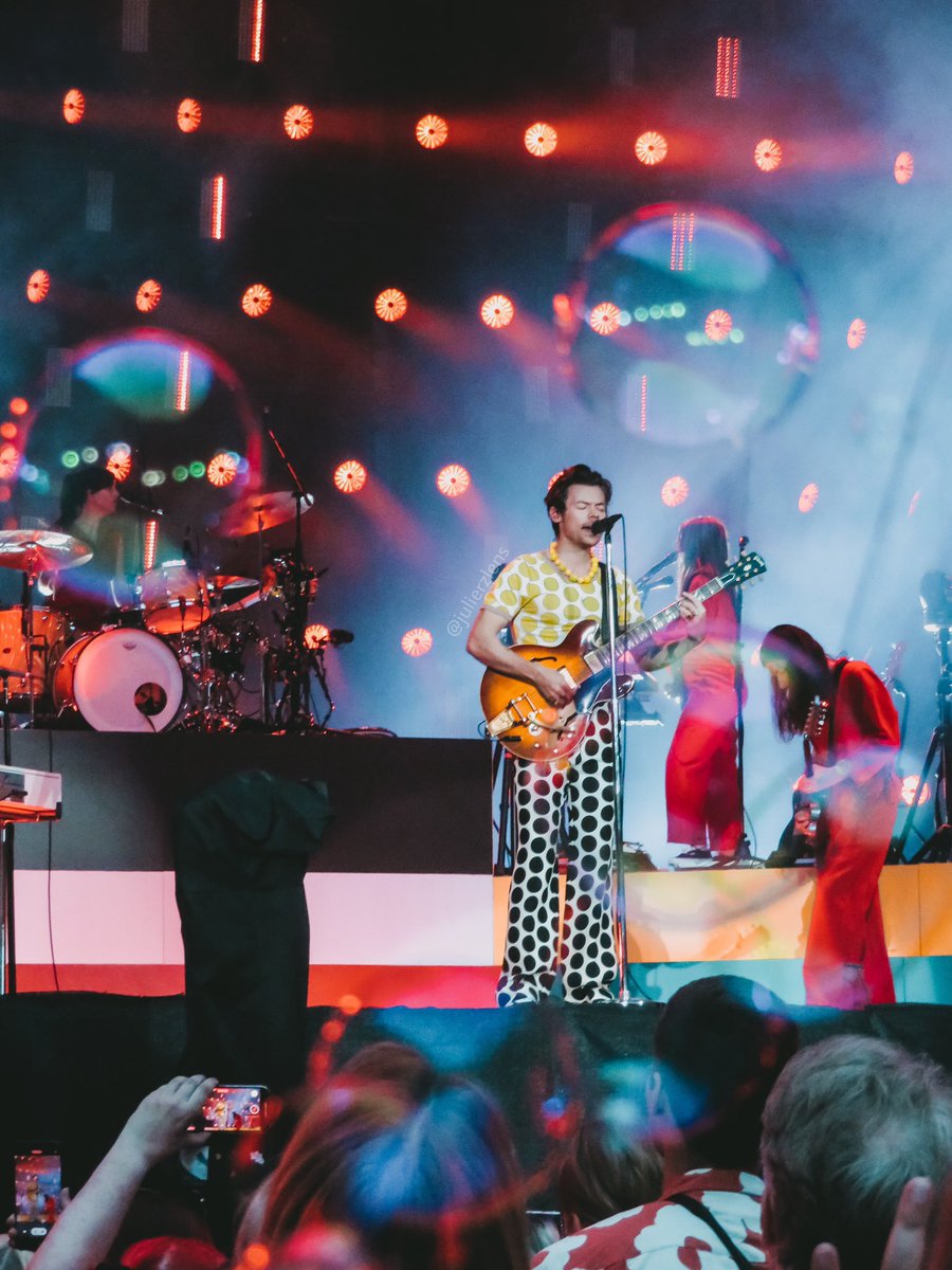 HLDTour's tweet photo. Harry Styles, live from Volksparkstadion. 
#LoveonTourHamburg
26.6.22

📸: @lovehelenee https://t.co/019d2wO5T5