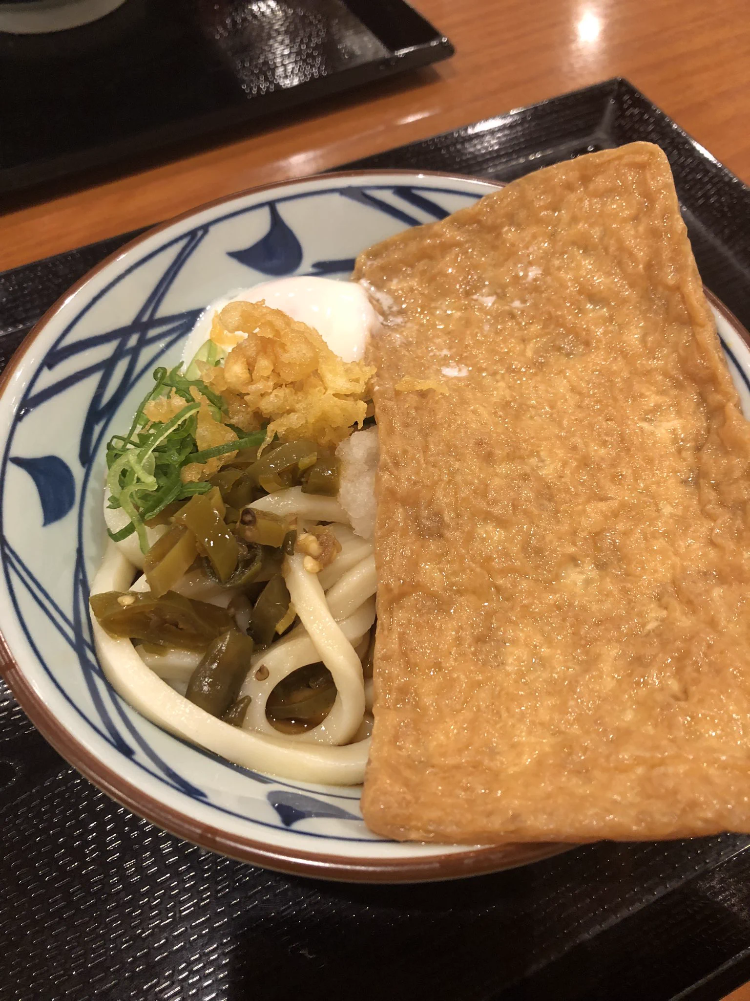 ナガノ先生がこないだあげてた丸亀の青唐おろしぶっかけ食べた！激辛とあったので、きつねあげと温玉でマイルドにして挑戦…むちゃうま…！！  