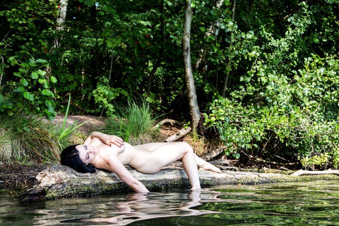 POV: you just spotted a mythical naiad. What’s your next step? 

#MakeSummerLastForever @sexdotcom #dotdoll
