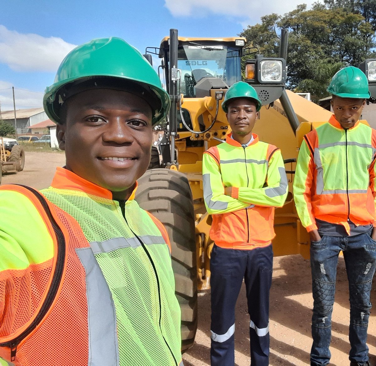 GoThontel's tweet photo. Young generation #engineers on a #coldMonday https://t.co/ipIpYLXV08