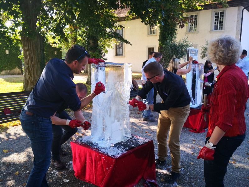 Wie wäre es mit einer #Abkühlung während Ihrer #Tagung? #Eisskulpturen schnitzen ist ein kreatives und erfrischendes #Rahmenprogramm für Ihre Tagungsteilnehmer, nicht nur im Sommer. <a href="/rahmenprogramme/">rahmenprogramme</a> 
 👉 miceservice.ch/blog/deu/eissk…