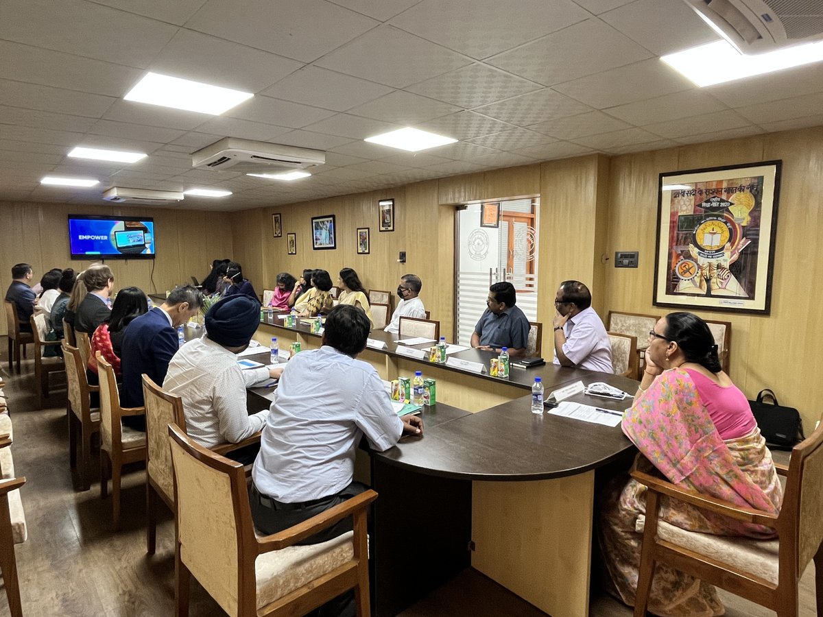 cbseindia29's tweet photo. Statement of Intent signed by @cbseindia29 @UNICEFIndia @YuWaahIndia to empower young people.
Smt. Nidhi Chibber, Chairperson, CBSE remarked "NEP has laid stress on moving from rote learning to skilling. #PassportToEarning is one of the initiatives towards achieving this goal." https://t.co/zeVFqTW8tp