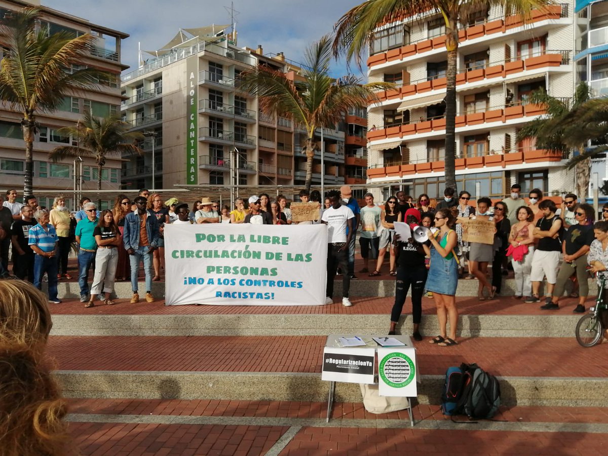 SolidariaSomos's tweet photo. Ayer en #LasPalmasGC con la Red Canaria por los Derechos de las Personas Migrantes contra la masacre de #Melilla, indignadas y llenas de rabia por la barbarie de la acción policial y la infamia de las declaraciones de @sanchezcastejon. https://t.co/47fk0Skyd2