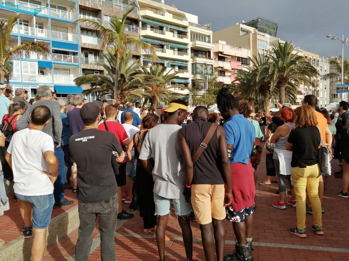 Ayer en #LasPalmasGC con la Red Canaria por los Derechos de las Personas Migrantes contra la masacre de #Melilla, indignadas y llenas de rabia por la barbarie de la acción policial y la infamia de las declaraciones de <a href="/sanchezcastejon/">Pedro Sánchez</a>.