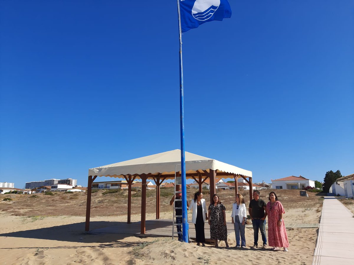 TurismoAND's tweet photo. 🌊 Punta Umbría revalida este verano la Bandera Azul para su playa de El Albergue 🏖
📸 Hoy se ha izado esta distinción 🏳
🗣 DT #Huelva en funciones, @angeles_muriel, ha destacado el potencial turístico de la costa onubense como destino de primera 🔝
💙 #BanderasAzulesAND https://t.co/qcHjtIWQ3A