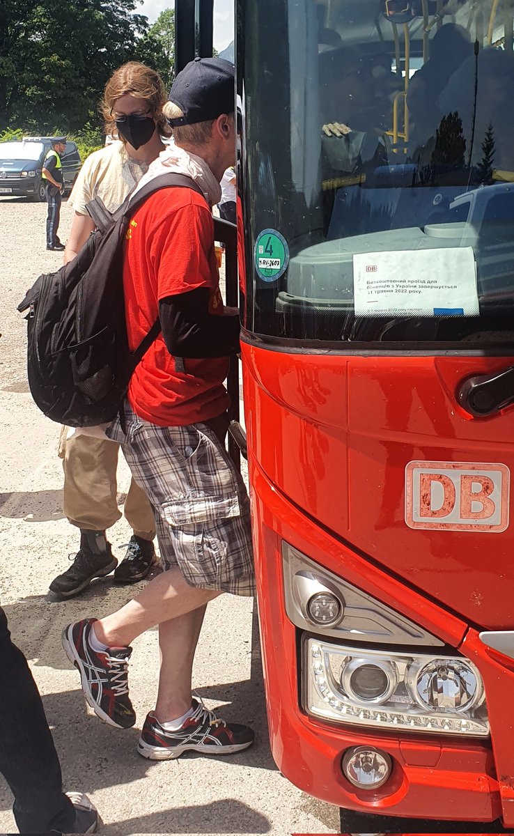 BrigitteSaar777's tweet photo. Der Bus mit den 50 #Demonstranten, die für ihren Protest "in Hör- und Sichtweite" der Staats- und Regierungschefs tatsächlich auf das Gelände des #G7 Gipfels in #Elmau fahren dürfen. https://t.co/TfvYVz2v3B