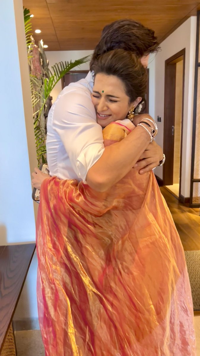 DhivyaDharshini's tweet photo. I hugged him tight and I told him everything I wanted to tell ‘So Many years,soo many memories,soo much of joyyy you have given us sir,for all that you deserve onlyyy the bestttt of bestttt life sir. Everyday I will pray for ur heart’s Joy sir’ @iamsrk you don’t deserve any less https://t.co/tus21N6Jqv