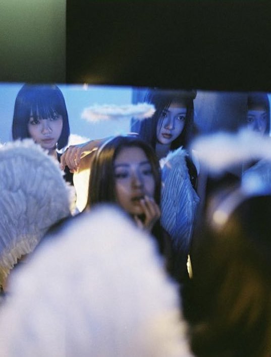 lesserafins's tweet photo. why did they make what could be the BEST kpop concept in 721937181 years in a magazine? https://t.co/L4HpaDqwDy