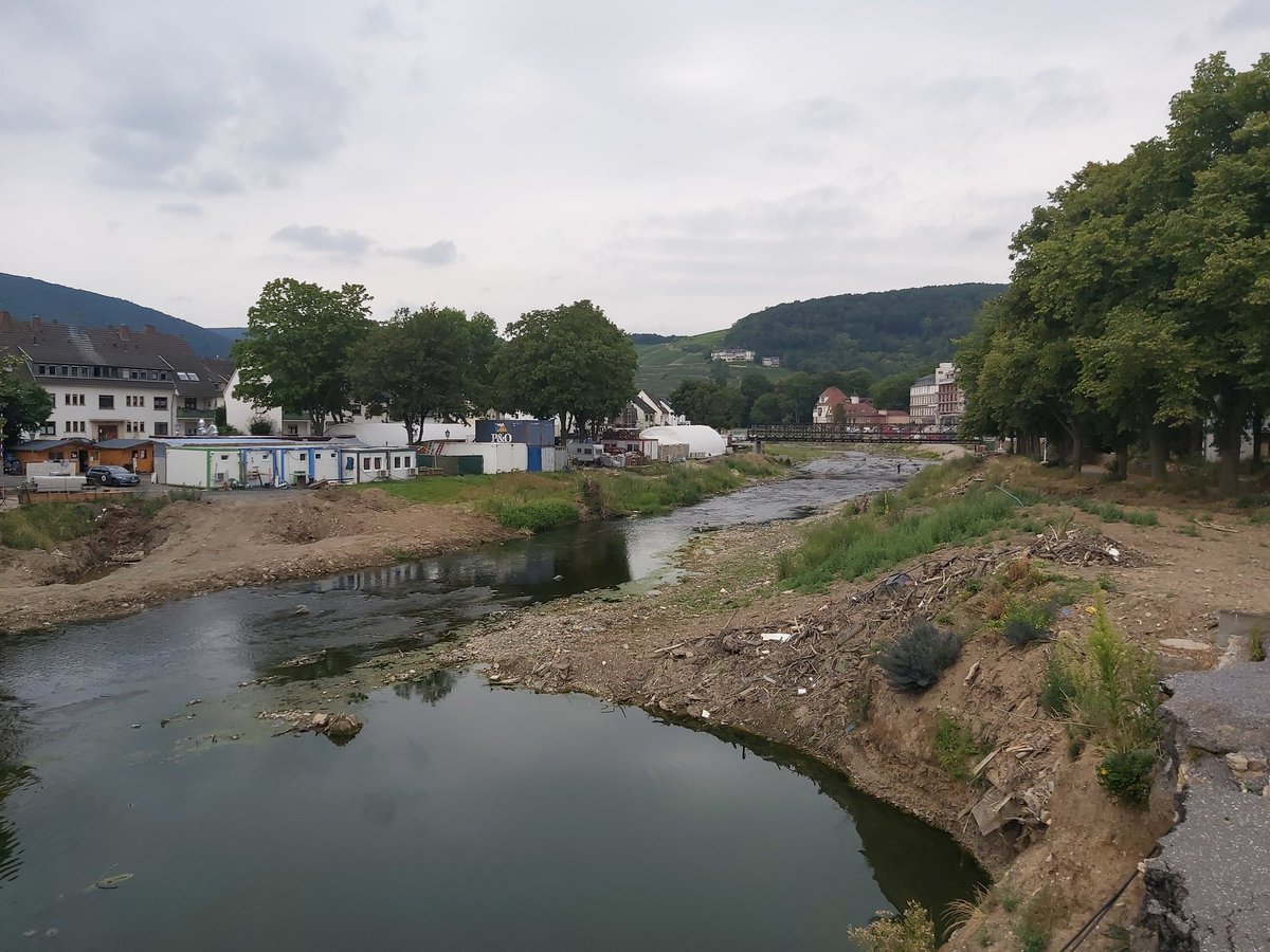 Wir sind heute im #Ahrtal unterwegs, um mit Betroffenen zu sprechen. Leider gibt es beim Wiederaufbau noch immer viele Schwierigkeiten. Wir nehmen viele Hinweise und Forderungen an das Land mit.