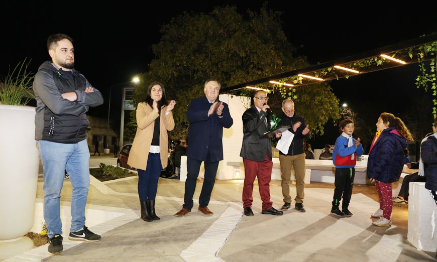 felipemichlig's tweet photo. En el marco de los festejos previos de los 130° Aniversarios de la localidad de #Hersilia, acompañamos a la Pte. Comunal Silvana Romero en la inauguración de nuevas #LuminariaLed y puesta en valor del #PaseoCentenario. +Info: https://t.co/VLKo49Z9Rj @mogonzalez67 https://t.co/pZenHqwQZT