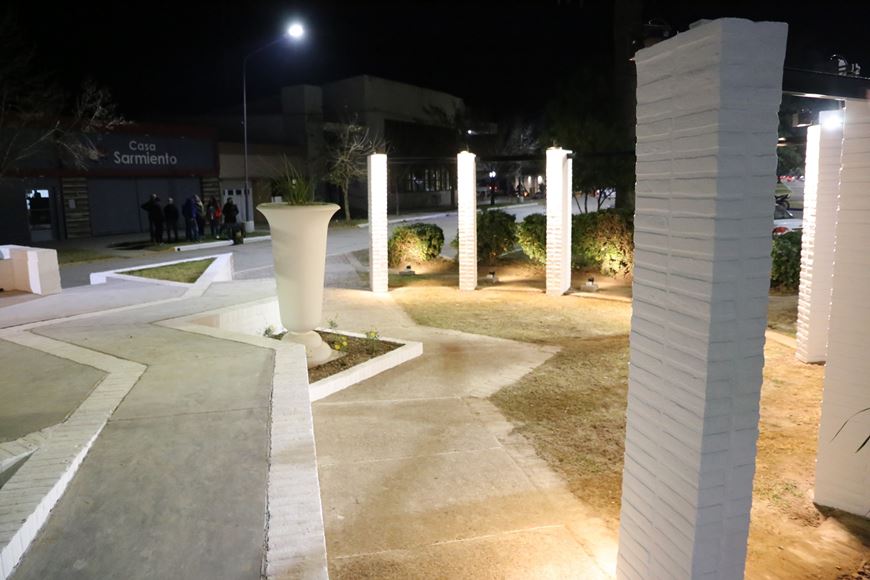 felipemichlig's tweet photo. En el marco de los festejos previos de los 130° Aniversarios de la localidad de #Hersilia, acompañamos a la Pte. Comunal Silvana Romero en la inauguración de nuevas #LuminariaLed y puesta en valor del #PaseoCentenario. +Info: https://t.co/VLKo49Z9Rj @mogonzalez67 https://t.co/pZenHqwQZT