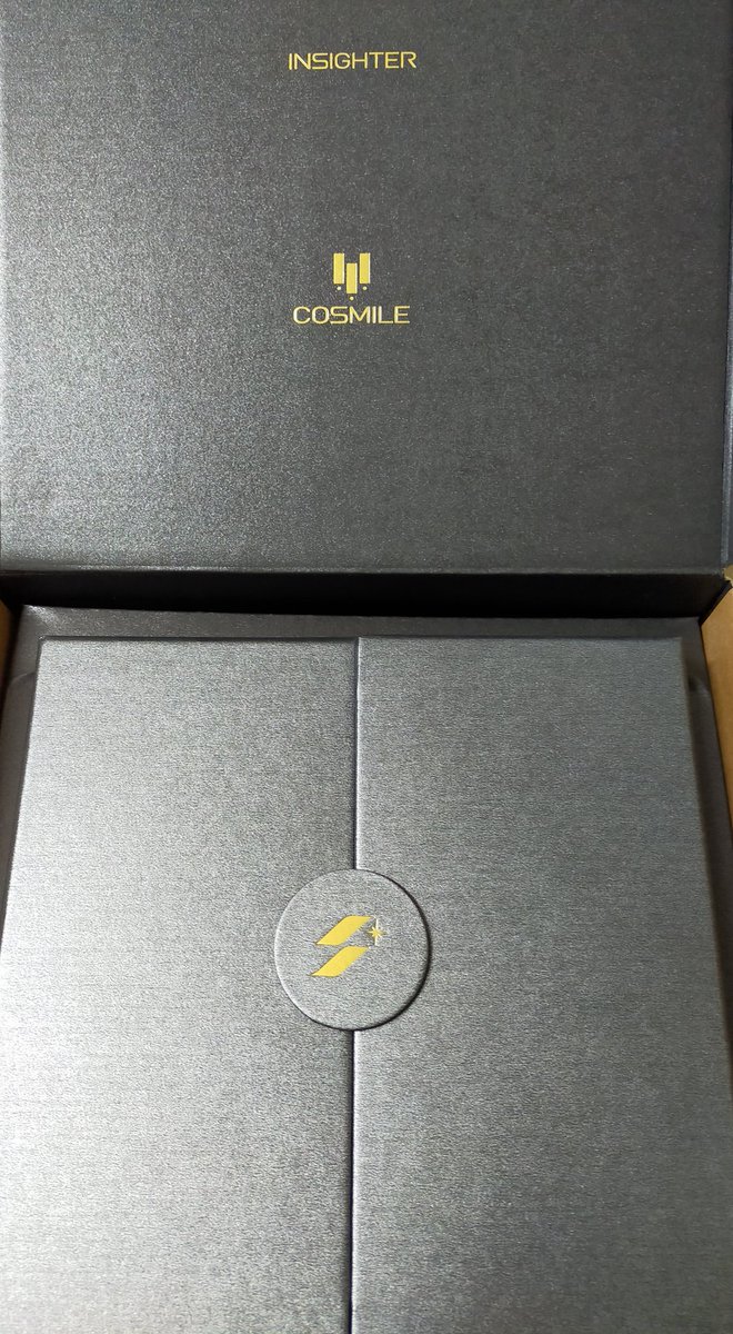 7788nanaban's tweet photo. スターラックス航空からステータスカードとほるだーが届いた。
カードはメタル。
豪華でびっくり。
#STARLUX #COSMILE https://t.co/TkDDYKdSAJ
