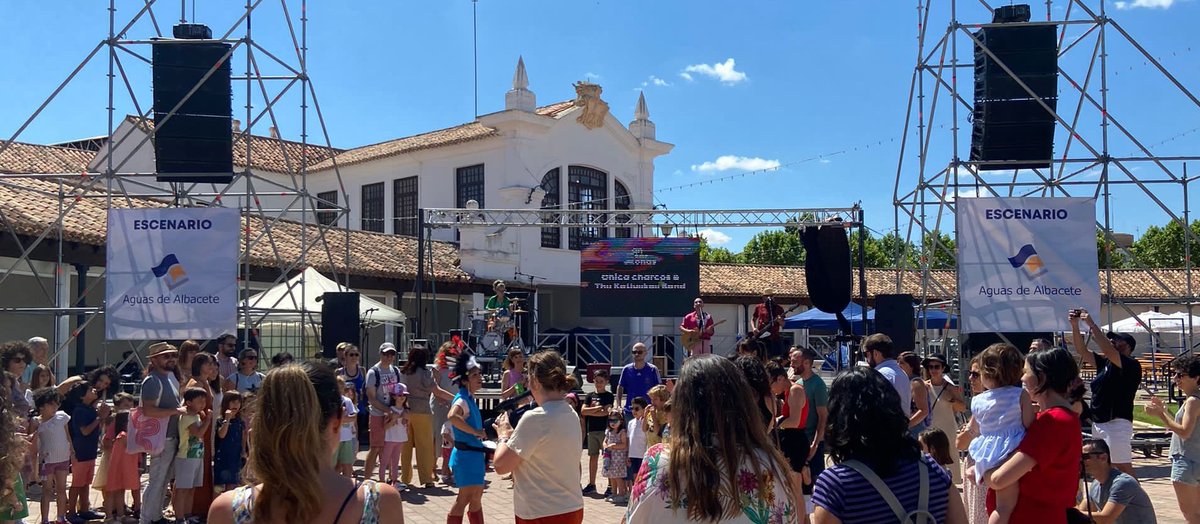 AguasdeAlbacete's tweet photo. La 1️⃣ edición del #AntorchasFestival se despedía en el escenario #AguasDeAlbacete con las actuaciones de @franciszafrilla y de #Clacowsky & Los Galgos Sedientos. Cerramos 4️⃣intensos días de #música y #actuaciones en un entorno inigualable, el #RecintoFerial. @AytoAlbacete https://t.co/1m5D18kMJg