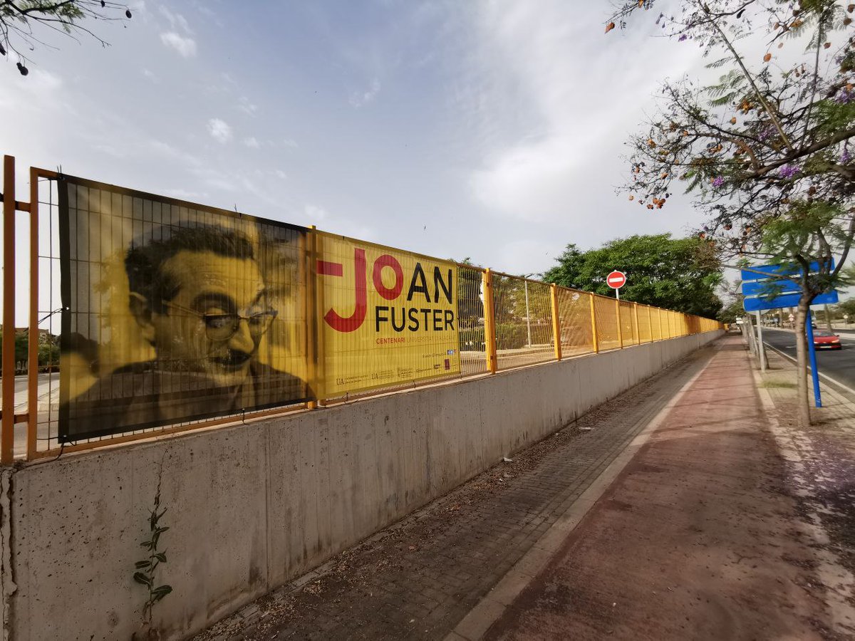 LlenguesUA's tweet photo. Ja podeu trobar pel campus de la @UA_Universitat les pancartes commemoratives de l'#AnyFuster 💯
S'uneixen als plafons i els passos de vianants que fa setmanes que fusteritzen la UA 😍
Perquè, com diu l'aforisme grec, #JoanFuster és la mesura de totes les coses! #Refustejant https://t.co/gltnggoJpS
