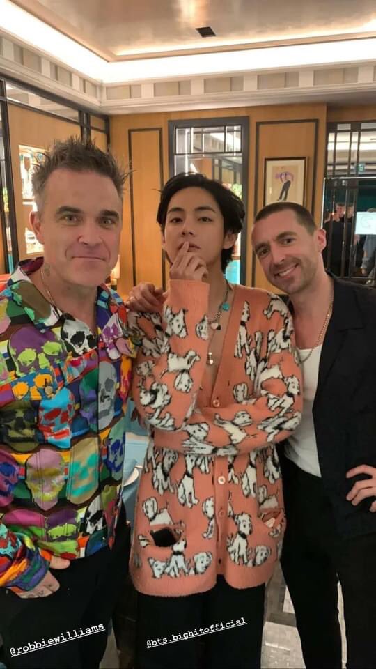 thvluvgguk's tweet photo. taehyung with miles kane and robbie williams 🥰 https://t.co/m80LuRtkEU