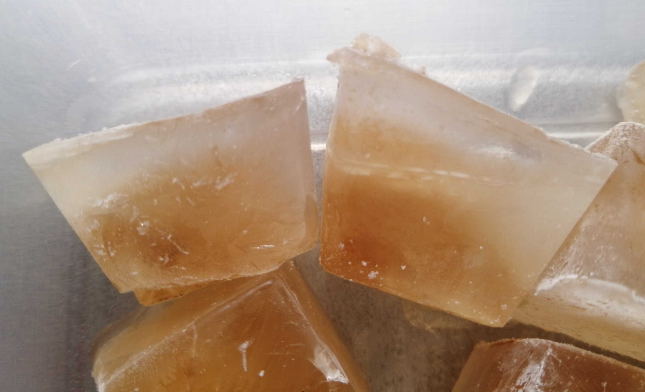 ゴン太くん王国 これが 麦茶氷 じゃ 氷とほぼ変わらんが なめてるとほんのり麦茶のさっぱり感がある 成分は底に沈澱してるもよう 麦茶に入れると 薄めることなく冷やせる 次回は もっと時間をかけて渋くなるまで抽出 半分くらいのひと口サイズ