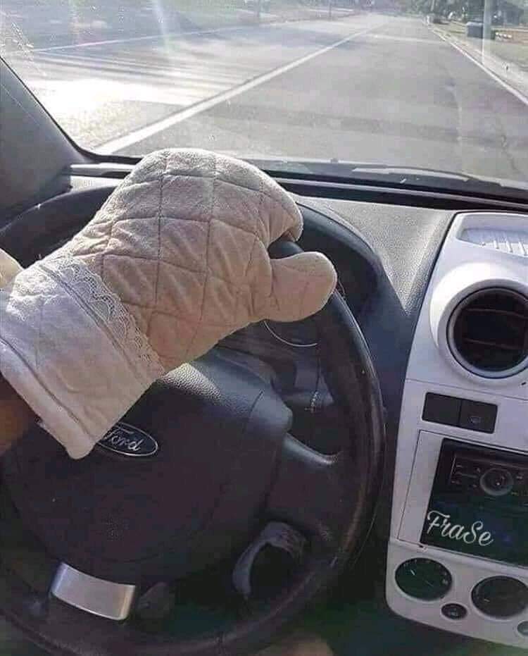annidicera's tweet photo. Quando hai appena sfornato l'auto da parcheggio 

#caldo #27giugno https://t.co/CNAHxfiKVs