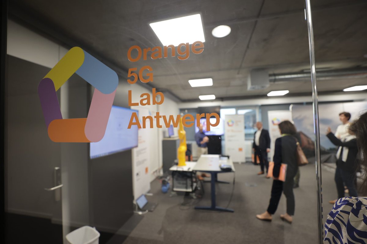 XavierPichonOBE's tweet image. Happy to welcome @Cheydema in Belgium - Demonstrating 5G demos at The Beacon, our 5G Lab in Antwerp. Thank you also to @mno_jl  and @Werner_De_Laet #OrangeAdvancedTech #OrangeAhead #TheFutureIsOursToMake