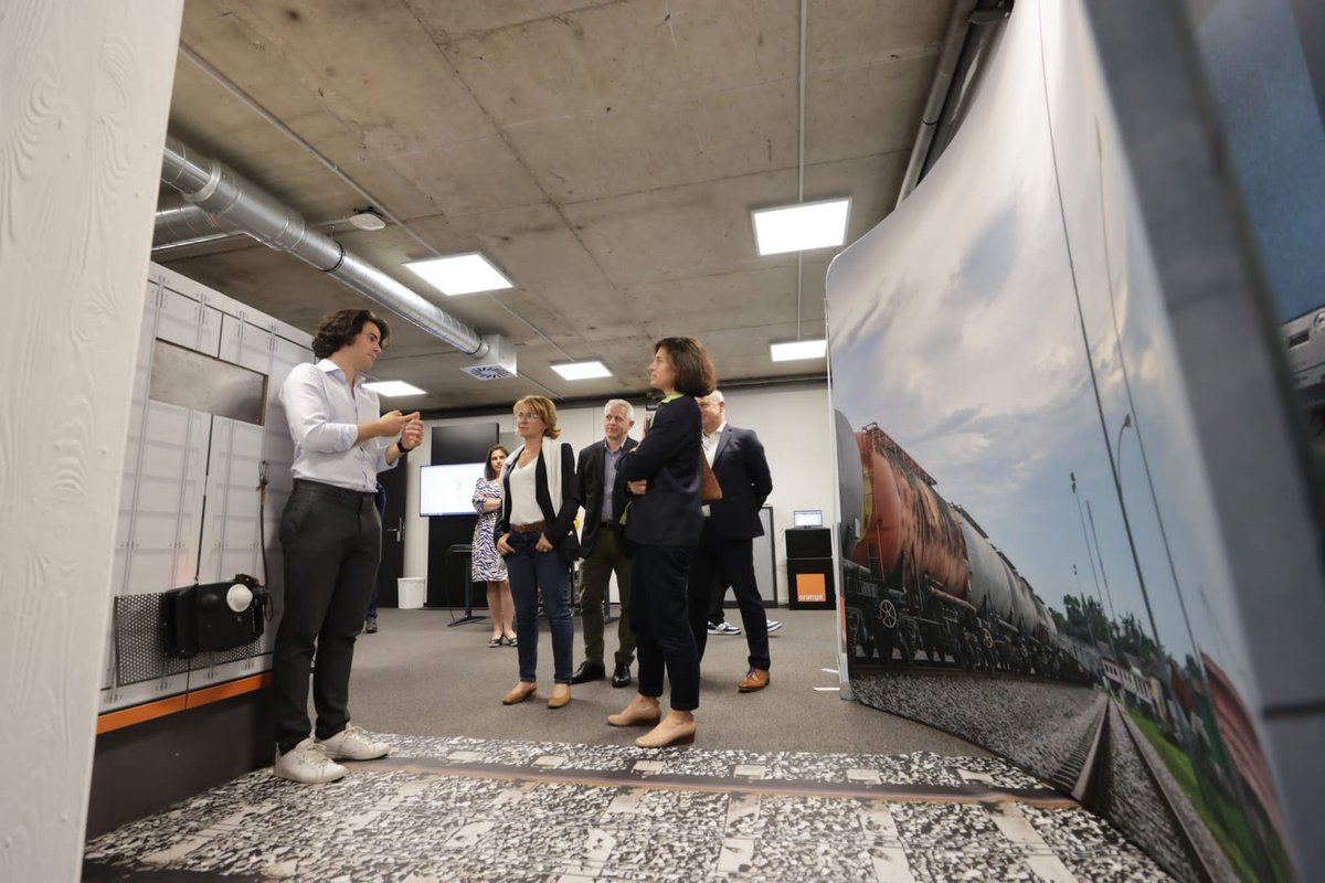 XavierPichonOBE's tweet image. Happy to welcome @Cheydema in Belgium - Demonstrating 5G demos at The Beacon, our 5G Lab in Antwerp. Thank you also to @mno_jl  and @Werner_De_Laet #OrangeAdvancedTech #OrangeAhead #TheFutureIsOursToMake